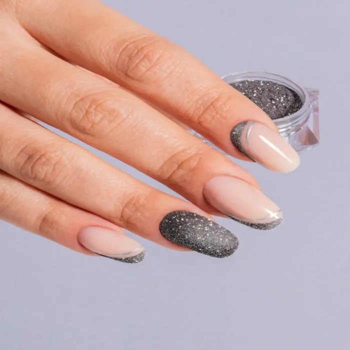 Unghie glitterate: ispirazioni e guida per fissare i glitter
